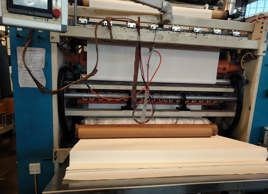 Sansheng operator checking roll width and winding